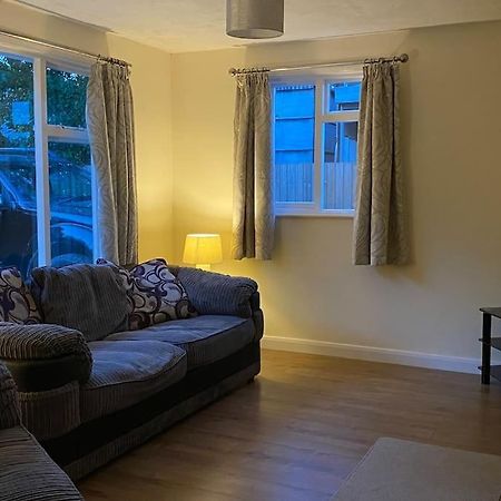 Cheerful 3 Bedroom Bungalow With Indoor Fire Place Gloucester Bagian luar foto
