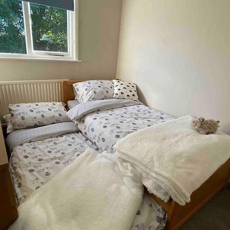 Cheerful 3 Bedroom Bungalow With Indoor Fire Place Gloucester Bagian luar foto