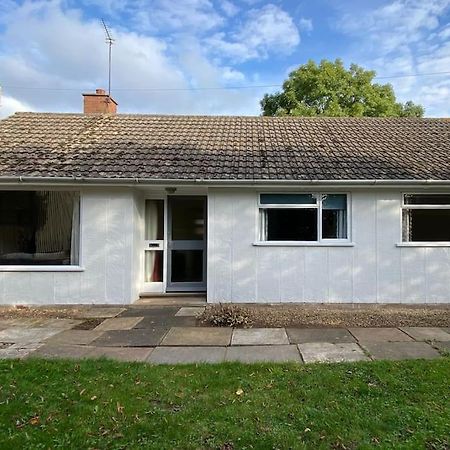 Cheerful 3 Bedroom Bungalow With Indoor Fire Place Gloucester Bagian luar foto