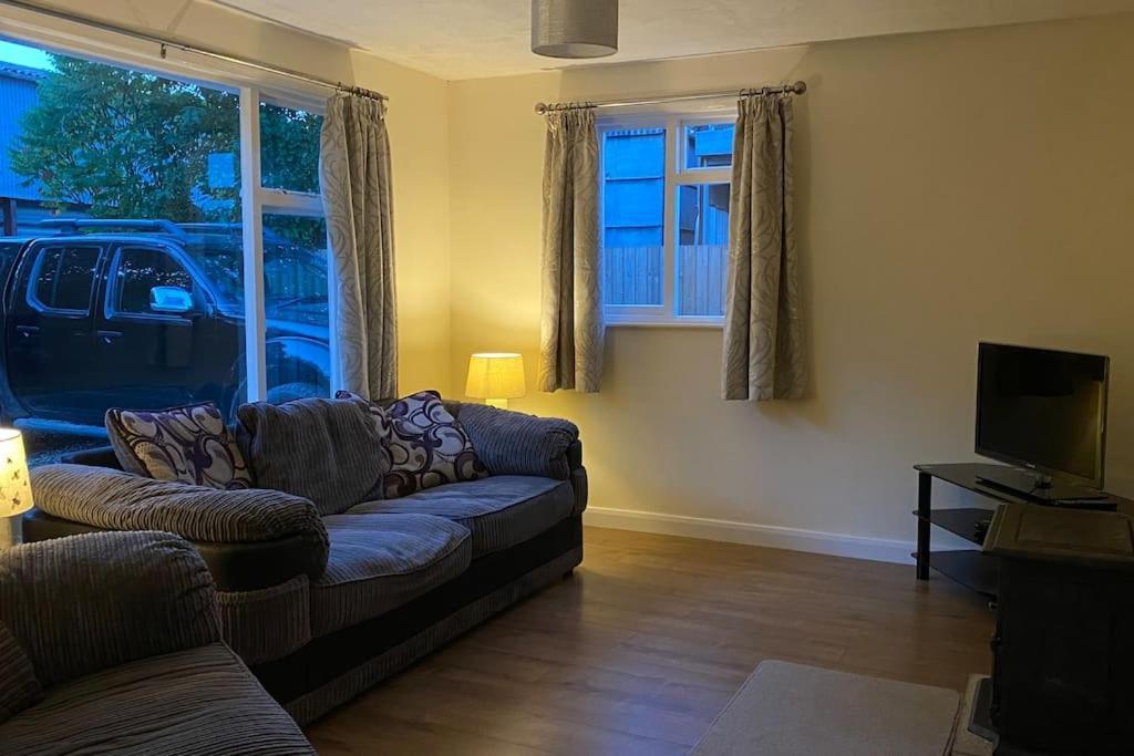Cheerful 3 Bedroom Bungalow With Indoor Fire Place Gloucester Bagian luar foto