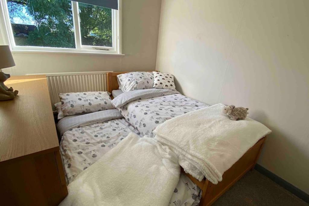 Cheerful 3 Bedroom Bungalow With Indoor Fire Place Gloucester Bagian luar foto