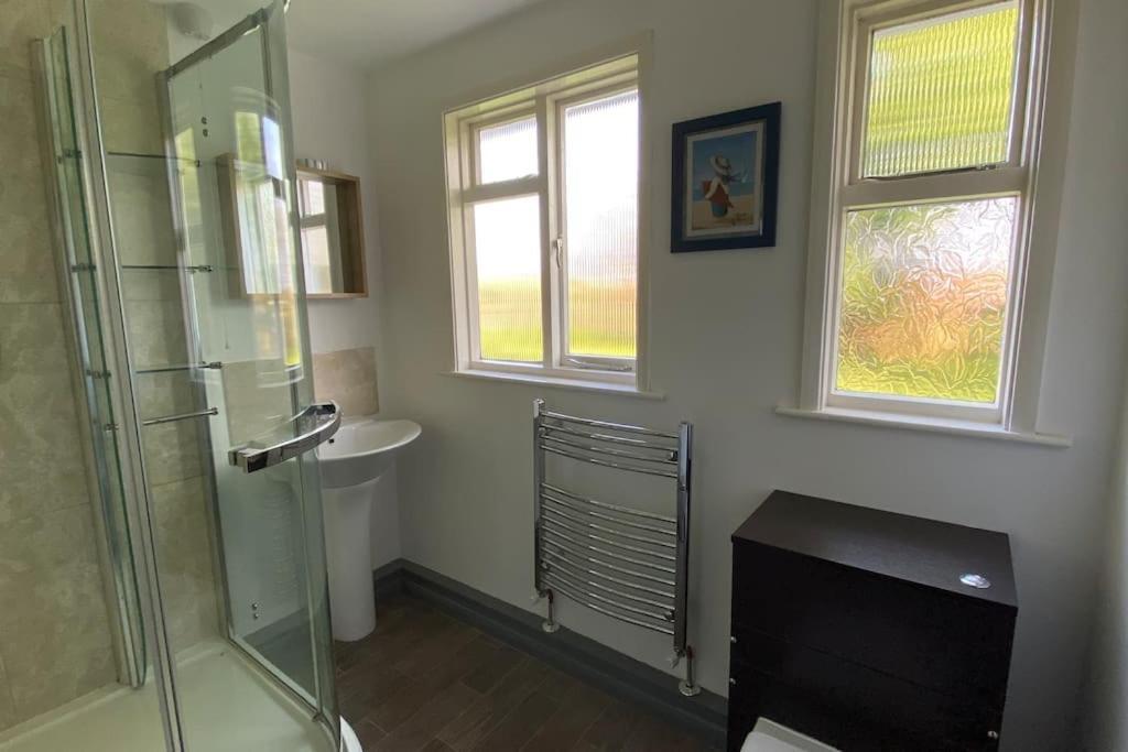 Cheerful 3 Bedroom Bungalow With Indoor Fire Place Gloucester Bagian luar foto