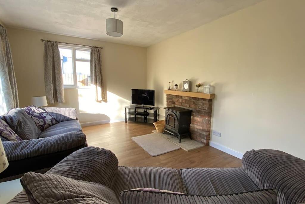 Cheerful 3 Bedroom Bungalow With Indoor Fire Place Gloucester Bagian luar foto