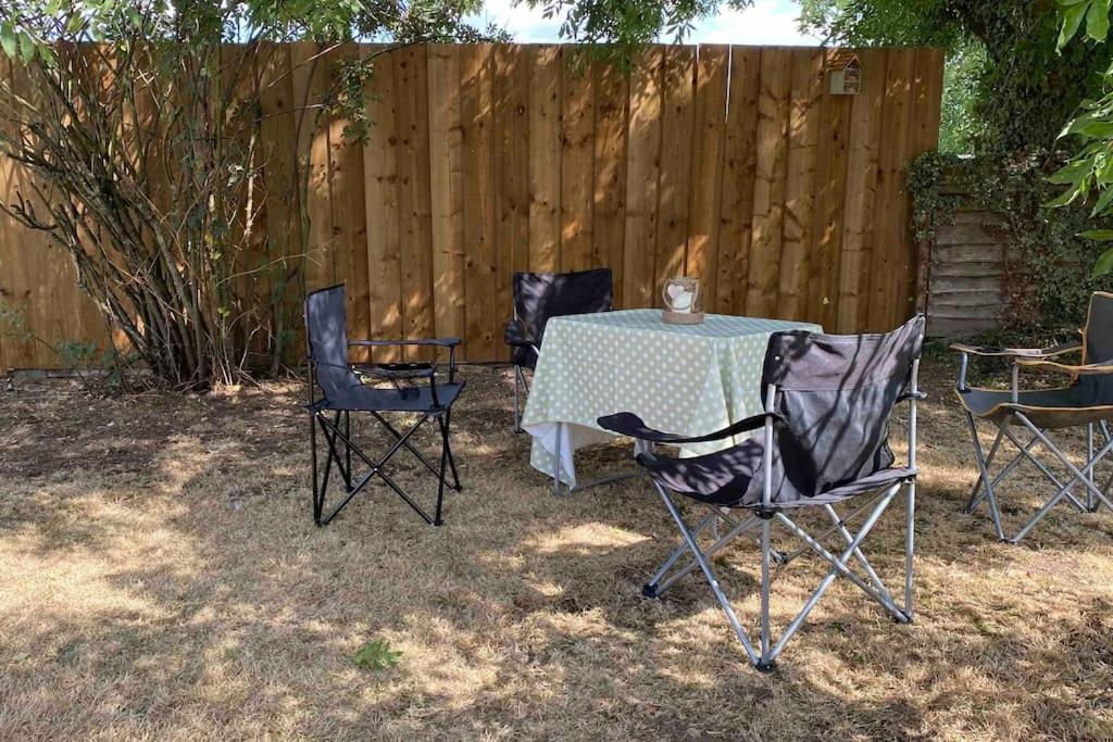 Cheerful 3 Bedroom Bungalow With Indoor Fire Place Gloucester Bagian luar foto