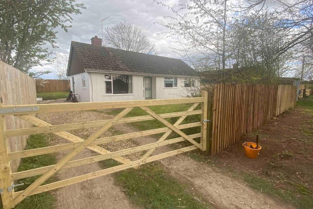 Cheerful 3 Bedroom Bungalow With Indoor Fire Place Gloucester Bagian luar foto