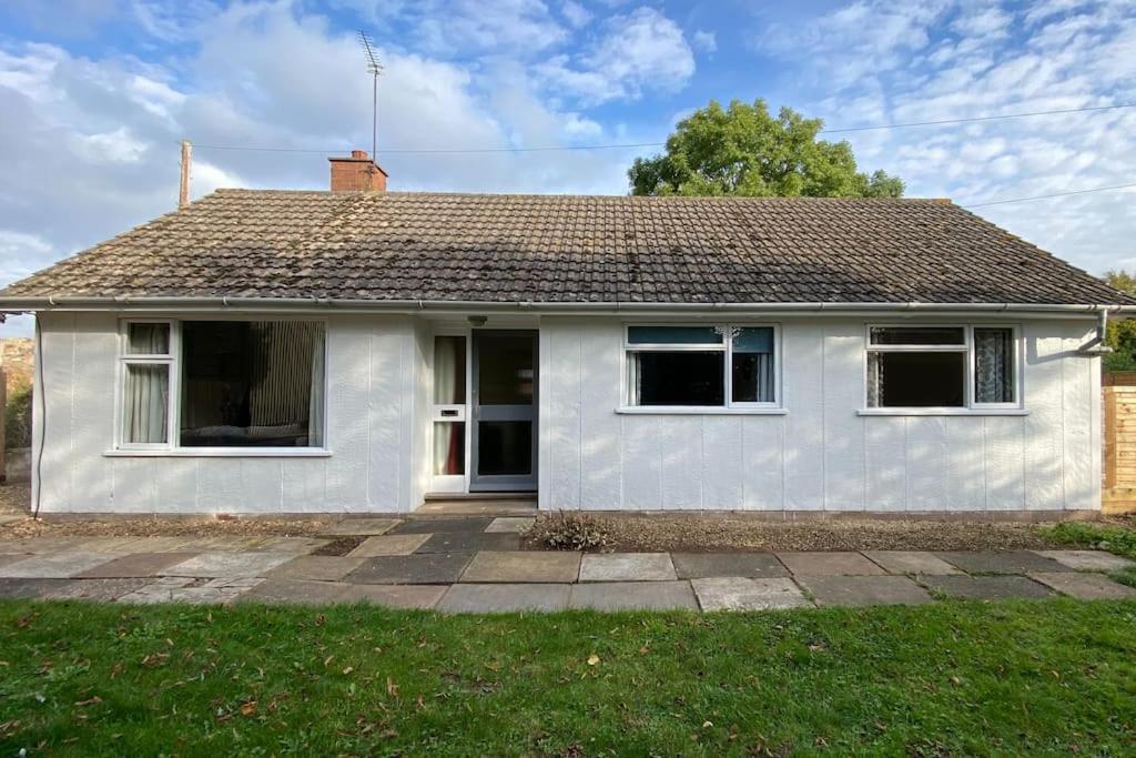 Cheerful 3 Bedroom Bungalow With Indoor Fire Place Gloucester Bagian luar foto