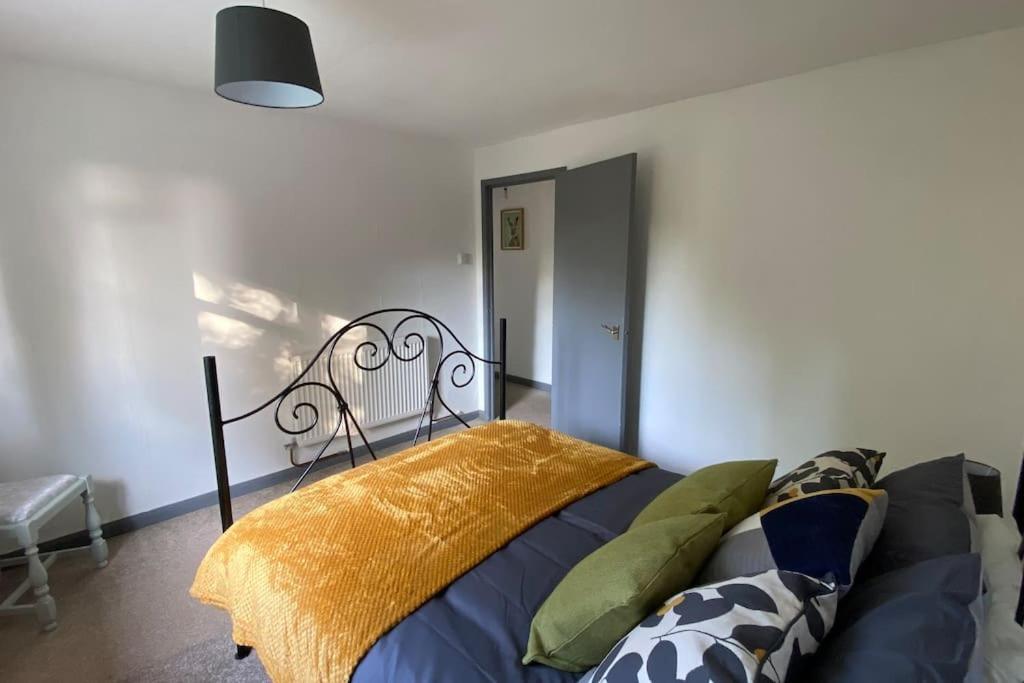 Cheerful 3 Bedroom Bungalow With Indoor Fire Place Gloucester Bagian luar foto