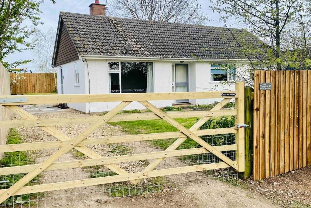 Cheerful 3 Bedroom Bungalow With Indoor Fire Place Gloucester Bagian luar foto