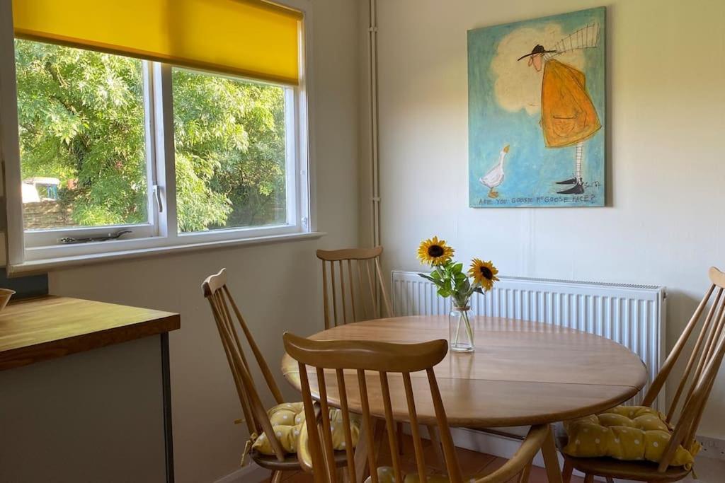 Cheerful 3 Bedroom Bungalow With Indoor Fire Place Gloucester Bagian luar foto