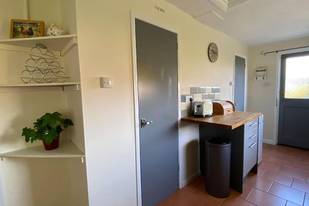 Cheerful 3 Bedroom Bungalow With Indoor Fire Place Gloucester Bagian luar foto