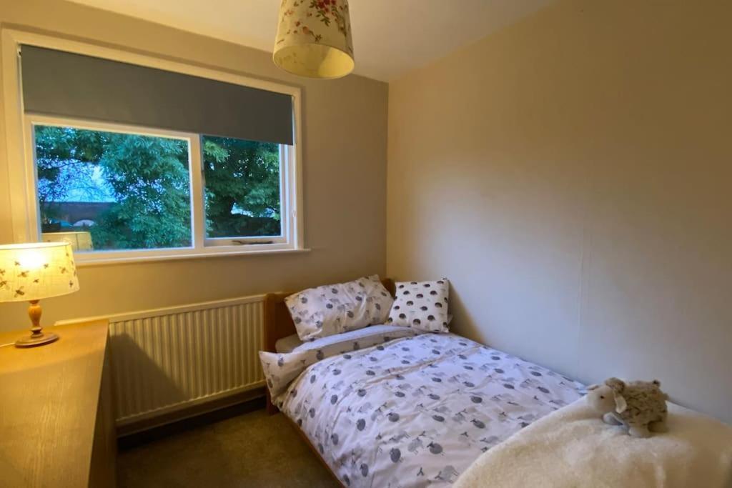 Cheerful 3 Bedroom Bungalow With Indoor Fire Place Gloucester Bagian luar foto