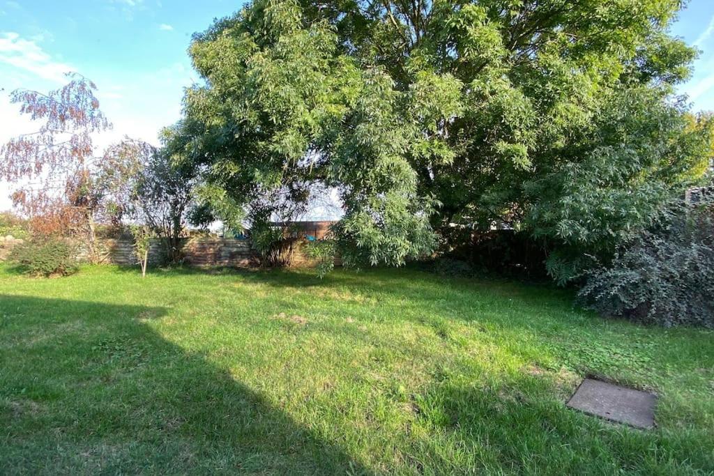 Cheerful 3 Bedroom Bungalow With Indoor Fire Place Gloucester Bagian luar foto