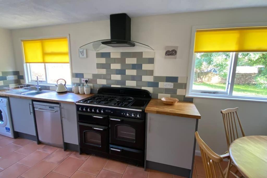 Cheerful 3 Bedroom Bungalow With Indoor Fire Place Gloucester Bagian luar foto
