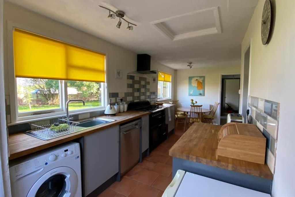 Cheerful 3 Bedroom Bungalow With Indoor Fire Place Gloucester Bagian luar foto