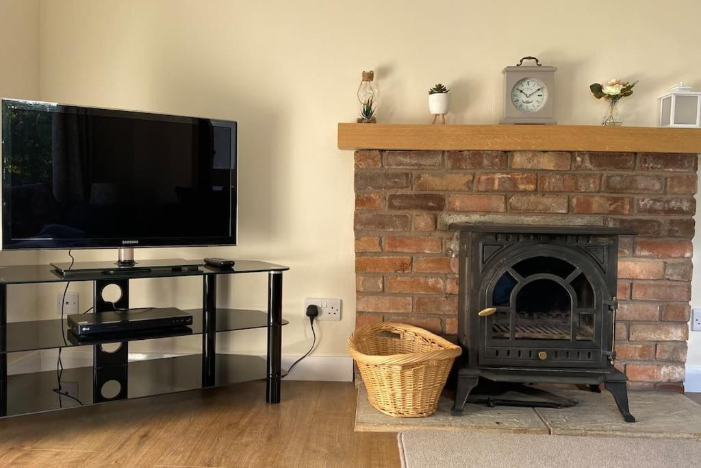 Cheerful 3 Bedroom Bungalow With Indoor Fire Place Gloucester Bagian luar foto