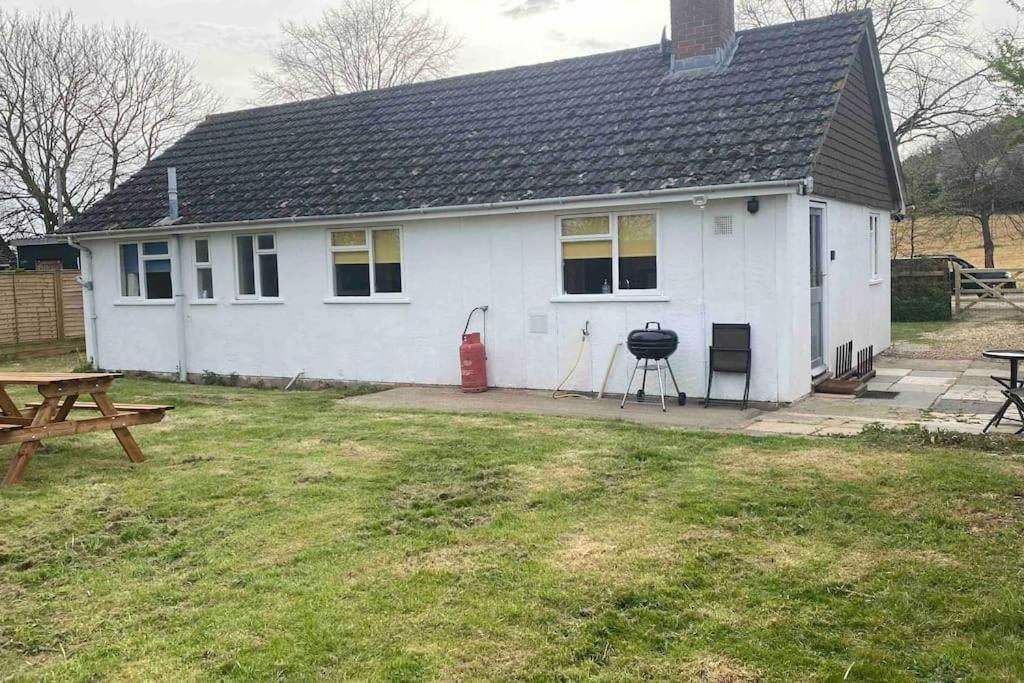 Cheerful 3 Bedroom Bungalow With Indoor Fire Place Gloucester Bagian luar foto