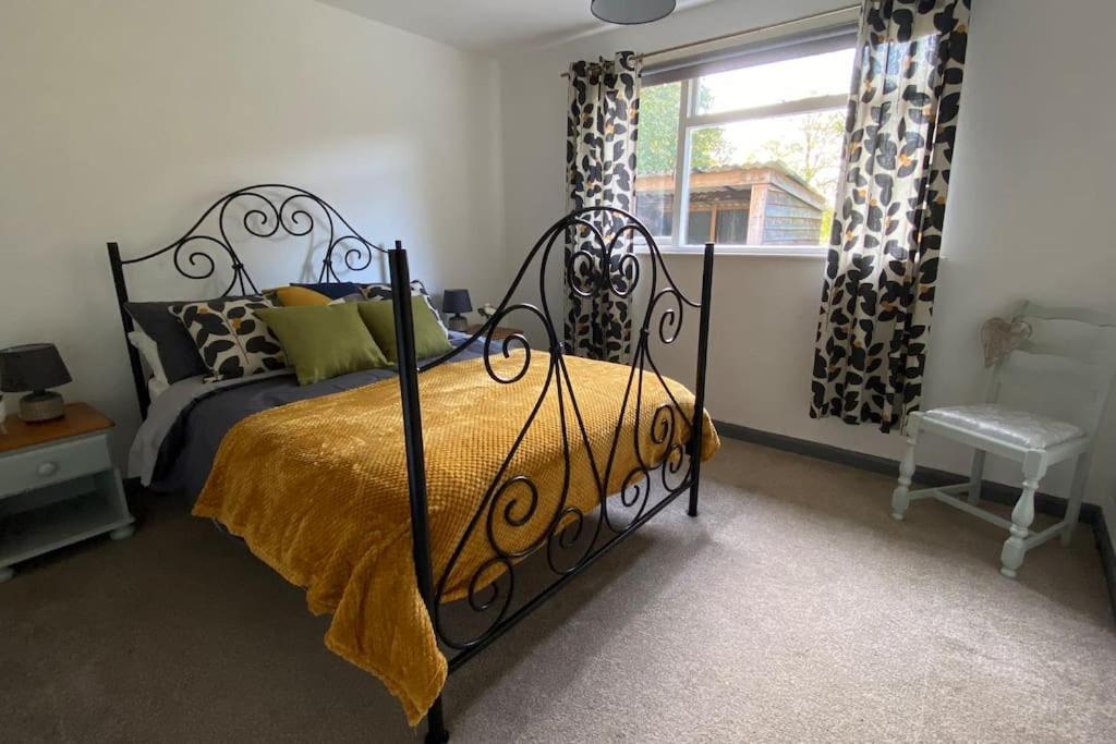 Cheerful 3 Bedroom Bungalow With Indoor Fire Place Gloucester Bagian luar foto