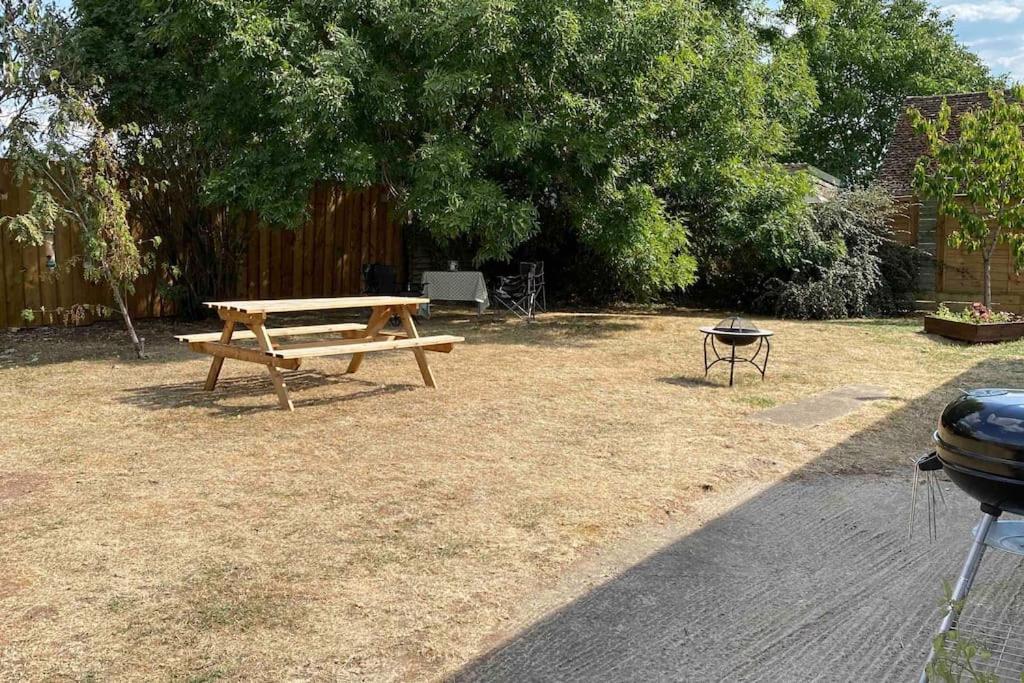 Cheerful 3 Bedroom Bungalow With Indoor Fire Place Gloucester Bagian luar foto