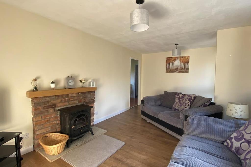 Cheerful 3 Bedroom Bungalow With Indoor Fire Place Gloucester Bagian luar foto